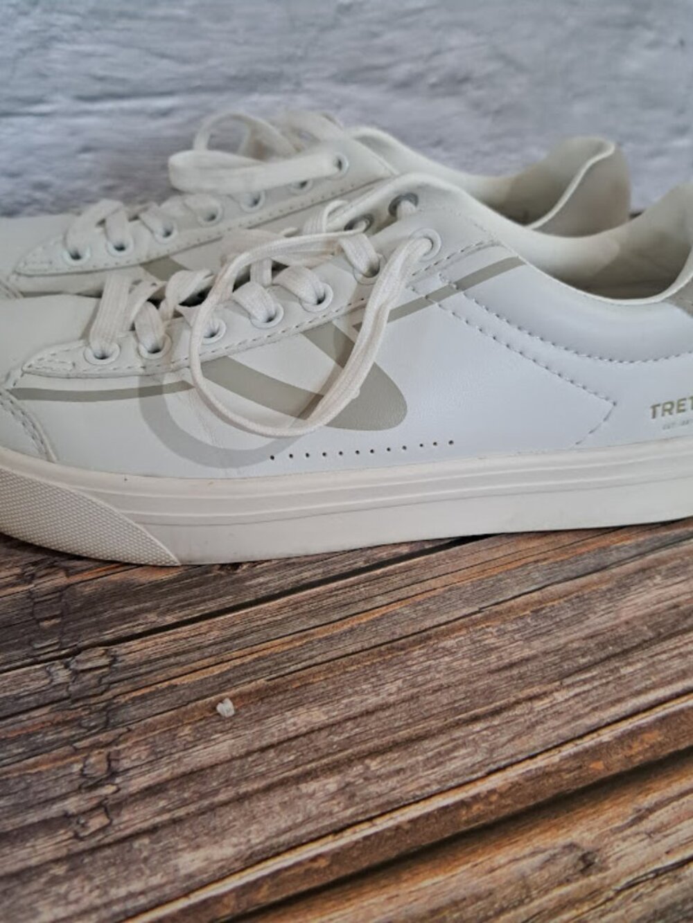 Tretorn serve sneakers in white and silver gold‎ women's  lace-up shoes size 6